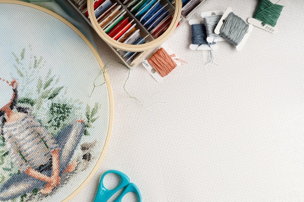 Materiales de bordado sobre madera